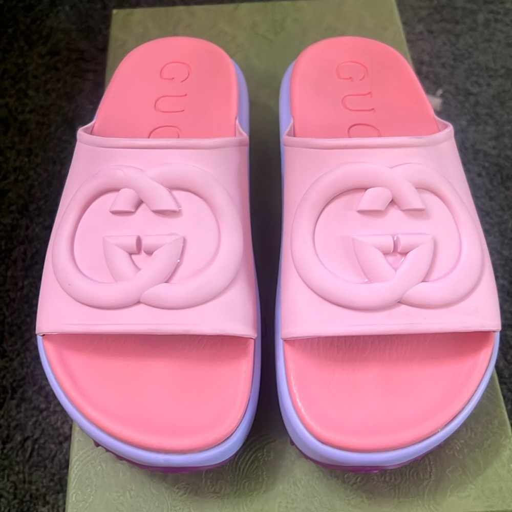 GUCCI WOMEN'S SLIDE SANDAL WITH INTERLOCKING G PINK AND PURPLE SIZE 36